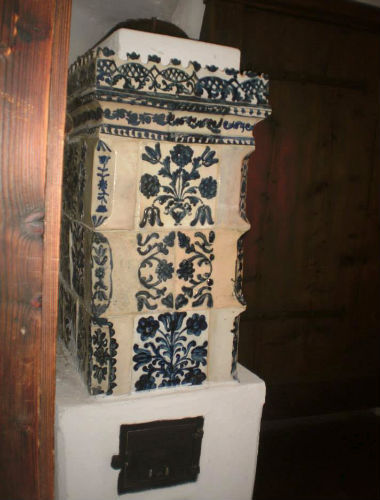 detaliu soba de teracota decorata cu elemente florale de la Castelul Bran