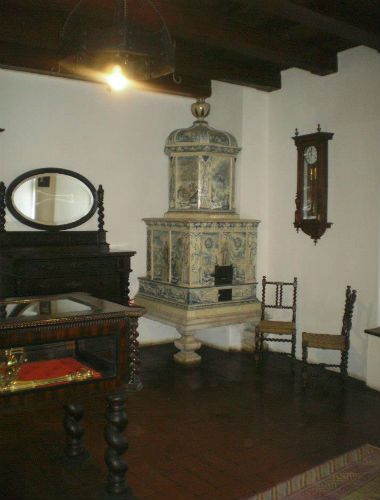 soba de teracota alba-cu baza mare ridicata pe picioare de marmura cu modele statui- castelul bran