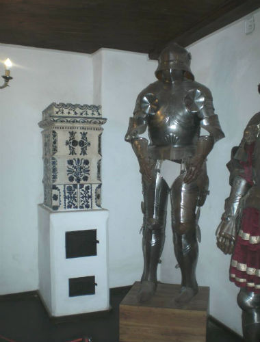 soba de teracota mica cu modele florale in partea superioara model traditional la castelul bran