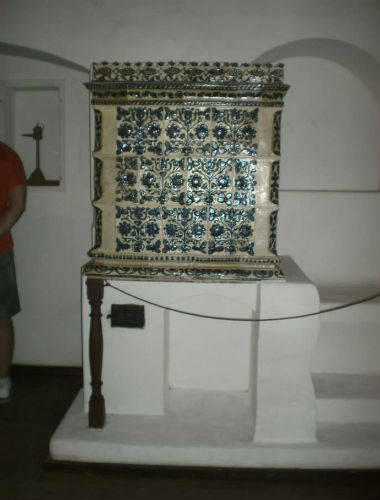 soba de teracota modele florale- castelul bran